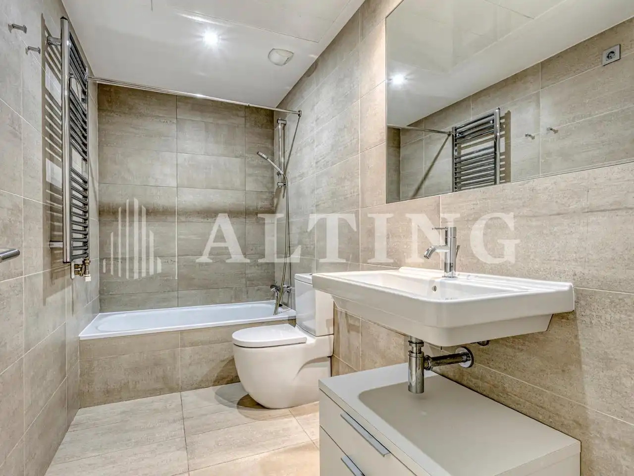 Badezimmer von Wohnung zum Verkauf in Barcelona mit Parkett, Terrasse und Abstellraum