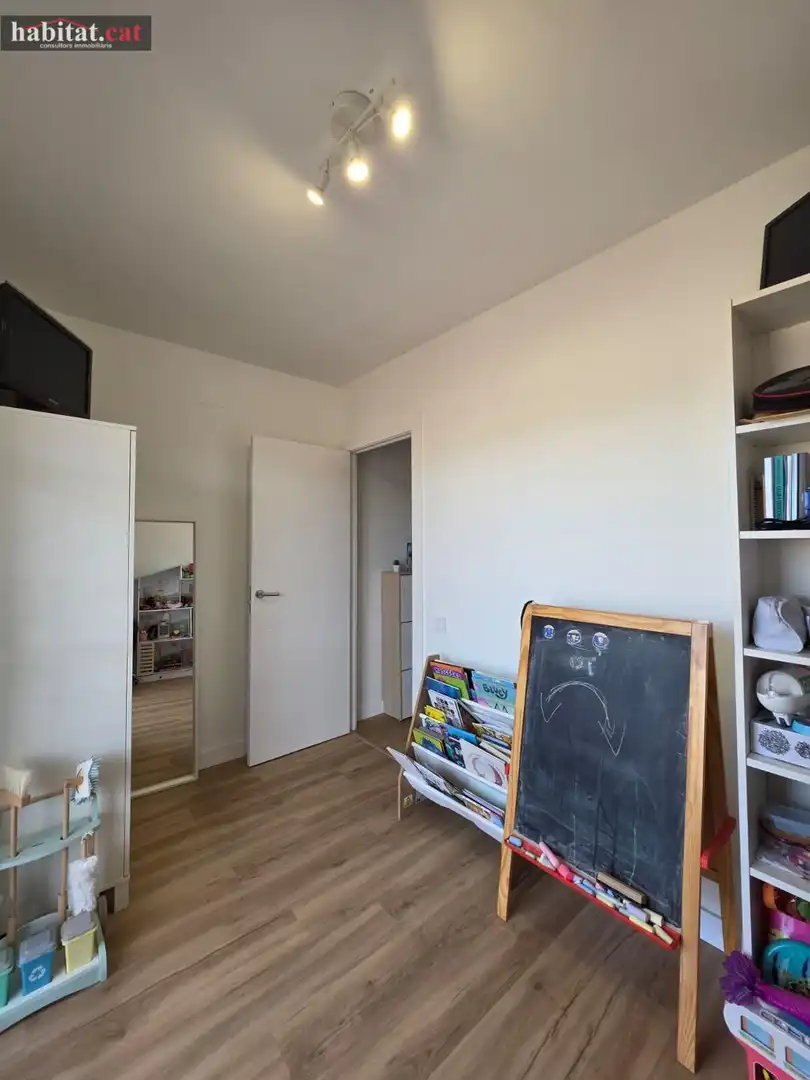 Habitación de Casa adosada en venta en Vilanova i la Geltrú con Aire acondicionado, Calefacción y Parquet