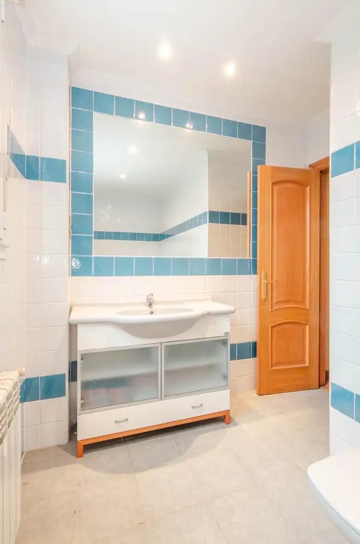Bany de Casa o xalet en venda en Oviedo  amb Calefacció, Terrassa i Traster