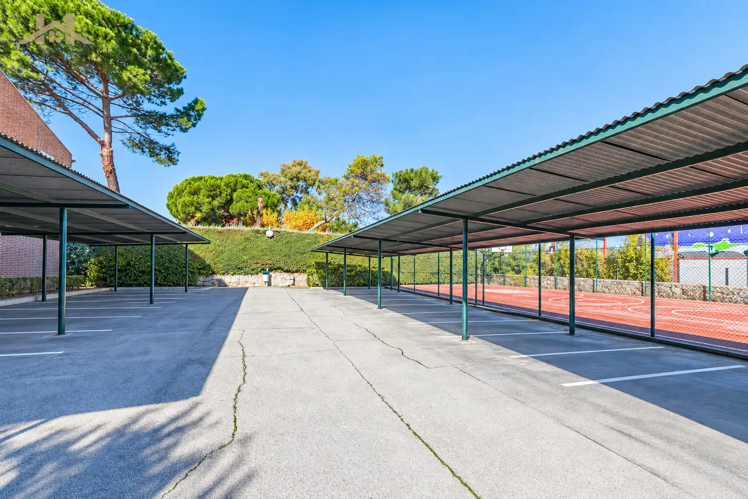 Parkplatz von Einfamilien-Reihenhaus zum Verkauf in Las Rozas de Madrid