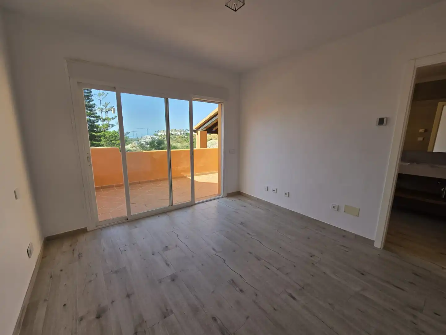 Habitación de Casa adosada en venta en Benahavís con Aire acondicionado, Jardín privado y Terraza