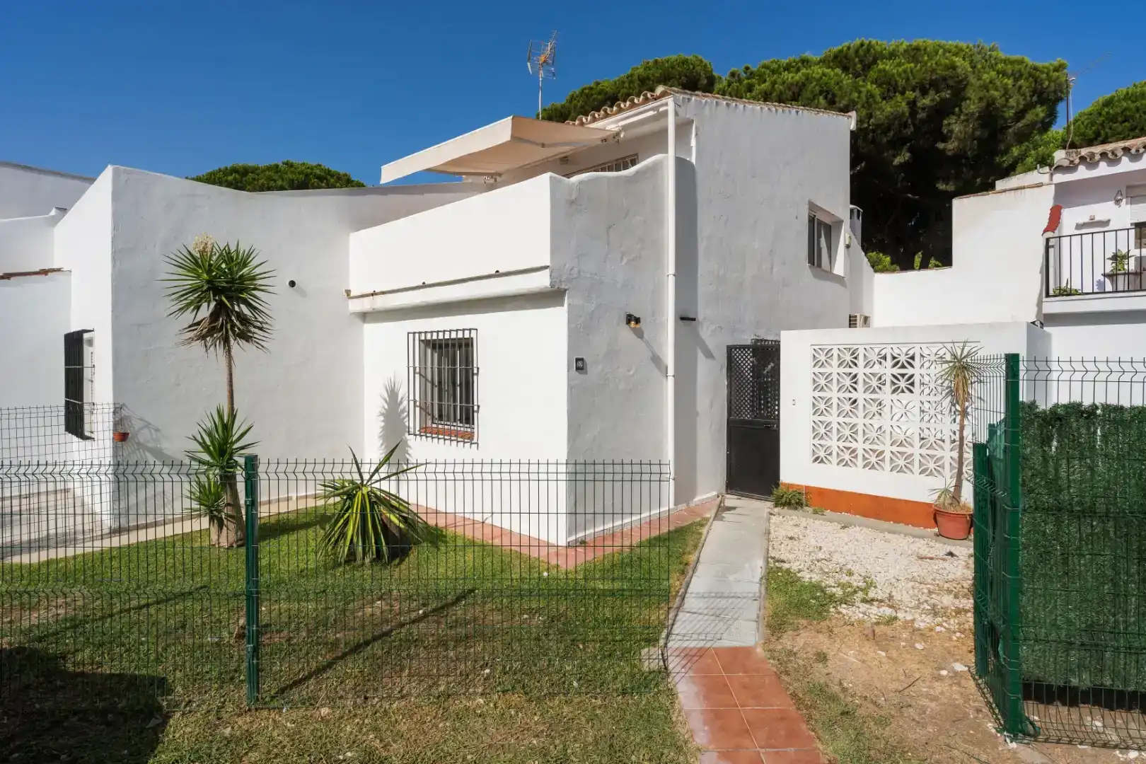 Vista exterior de Casa adosada en venda en Estepona amb Aire condicionat, Jardí privat i Piscina