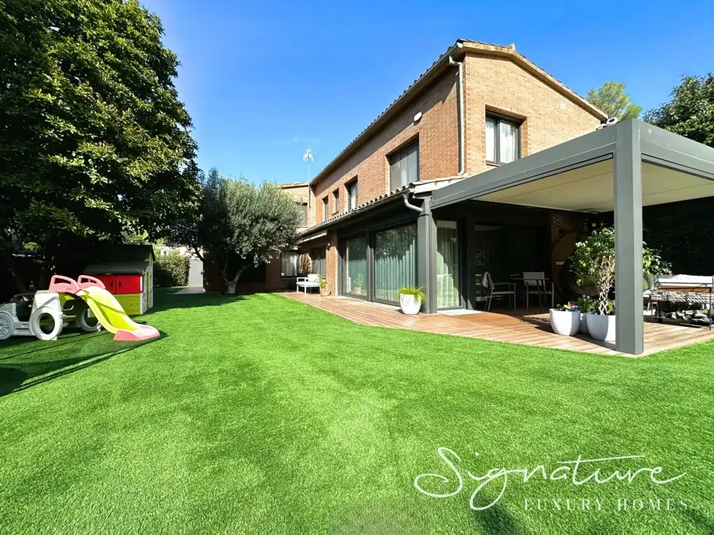 Garden of Houses for sale in Sant Cugat del Vallès  with Air Conditioner, Heating and Private garden
