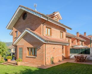 Exterior view of Single-family semi-detached for sale in Oviedo   with Terrace