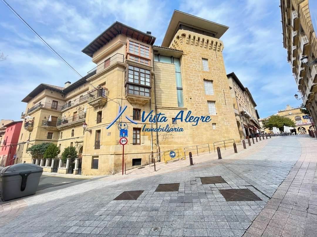 Vista exterior de Pis en venda en Haro amb Calefacció, Moblat i Balcó
