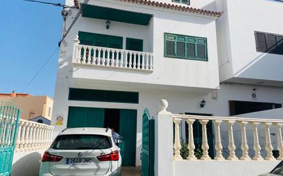 Vista exterior de Casa o xalet en venda en Guía de Isora amb Terrassa i Balcó