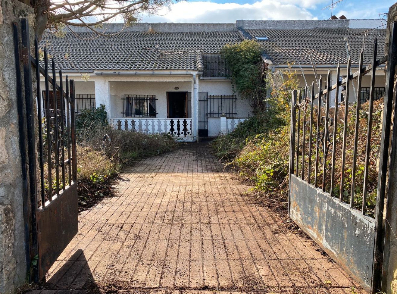 Vista exterior de Casa adosada en venda en Trijueque amb Jardí privat i Moblat