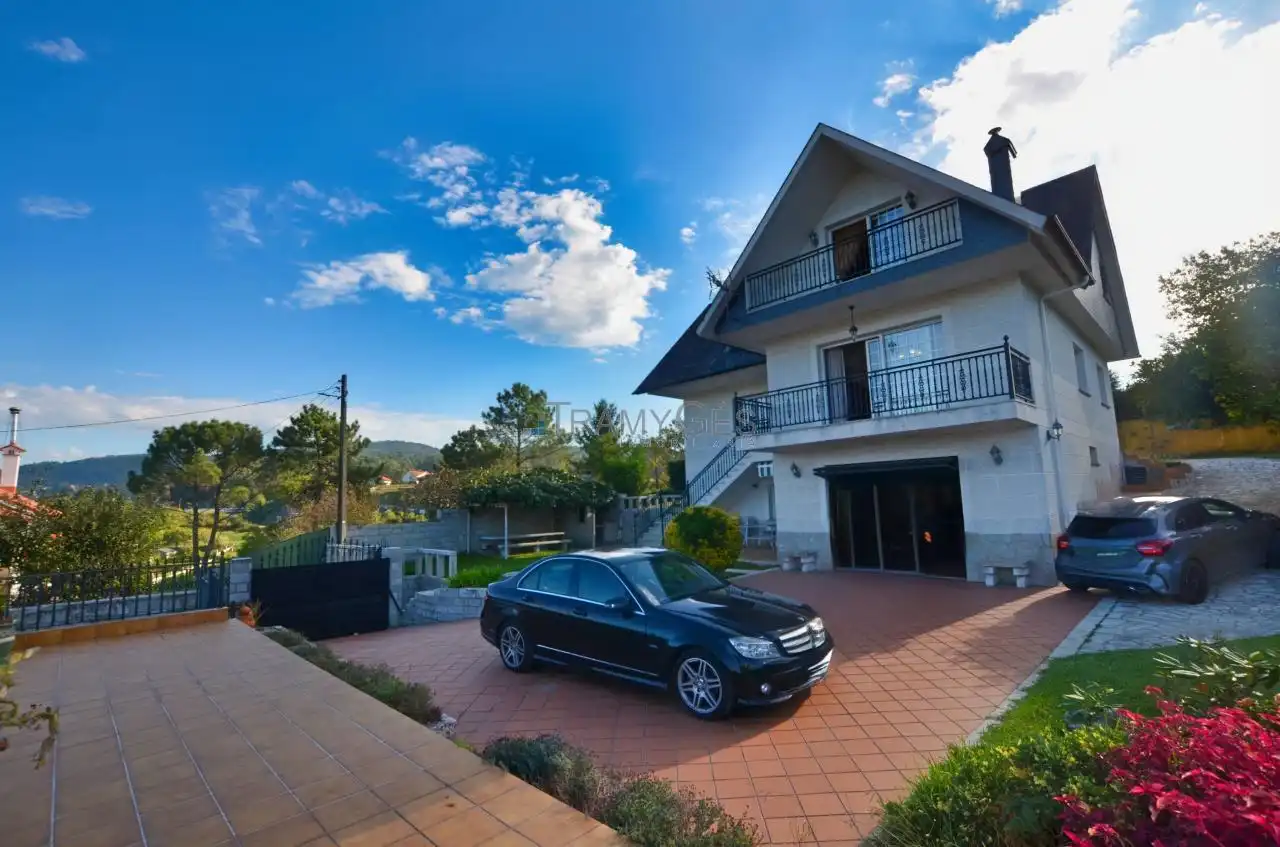 Vista exterior de Casa o xalet en venda en Redondela amb Calefacció, Jardí privat i Terrassa