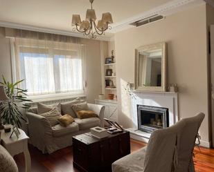 Sala d'estar de Casa o xalet en venda en  Logroño amb Terrassa i Piscina