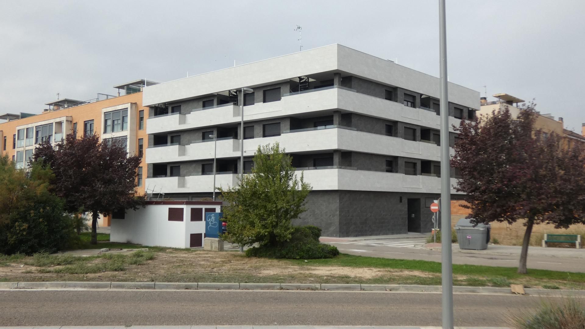 Vista exterior de Pis de lloguer en Utebo amb Terrassa, Traster i Piscina comunitària