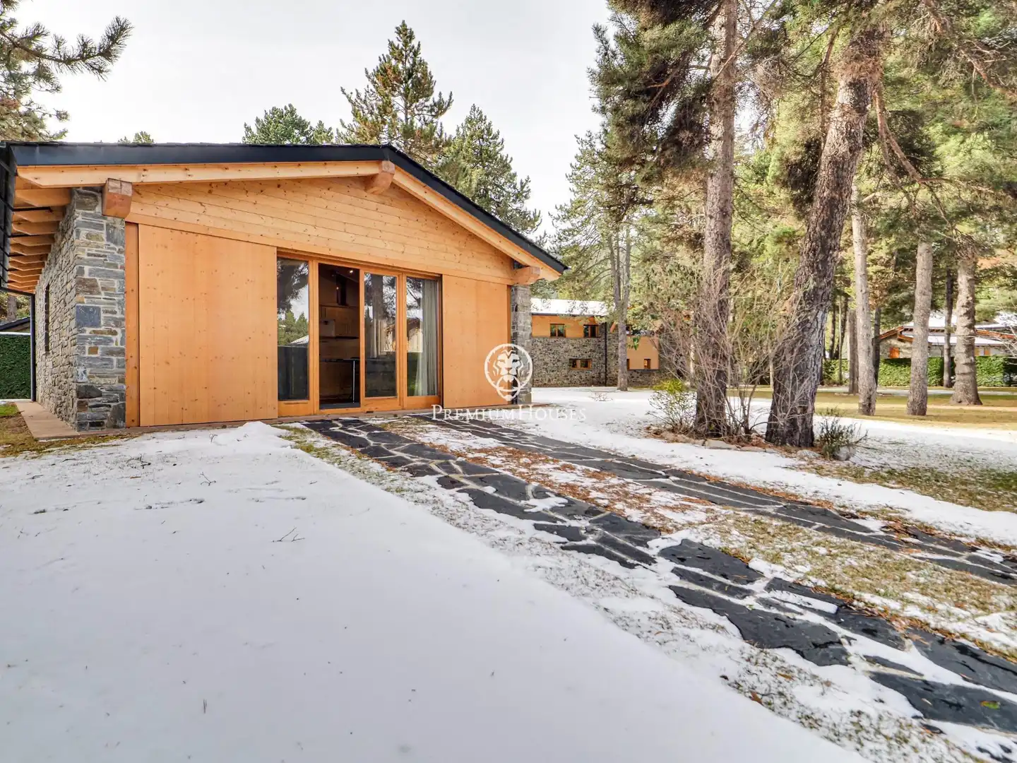 Vista exterior de Casa o xalet en venda en Alp amb Calefacció, Jardí privat i Parquet