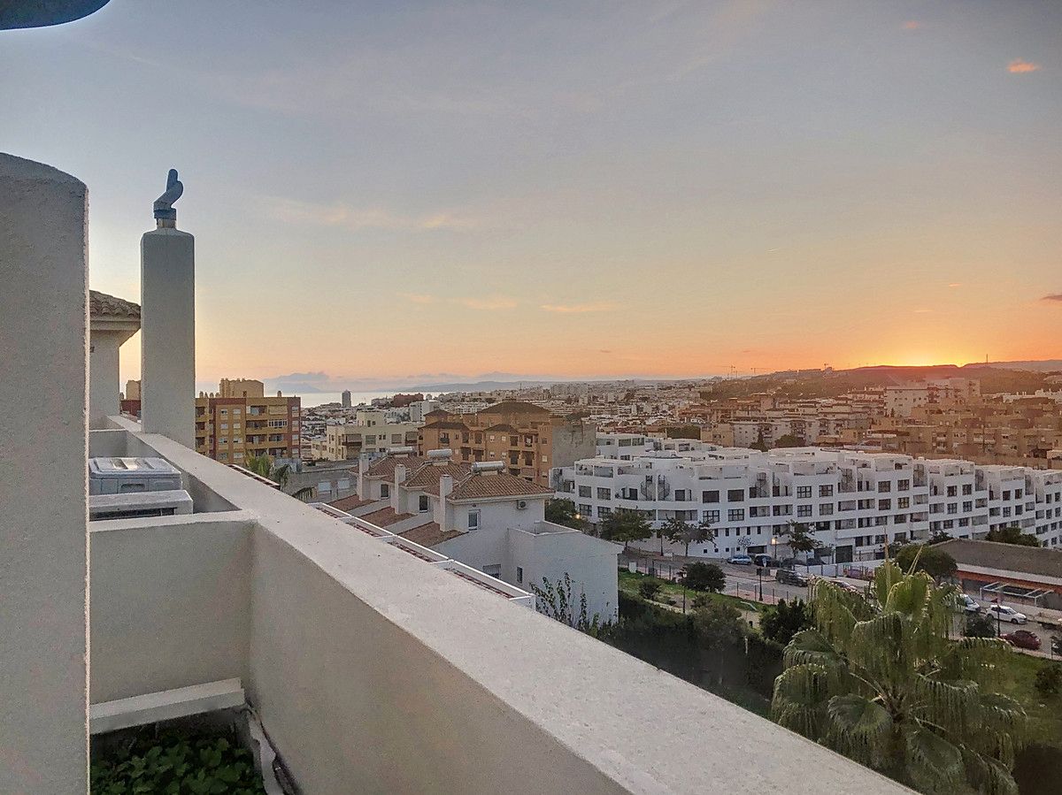 Vista exterior de Pis en venda en Estepona amb Aire condicionat, Terrassa i Moblat