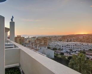 Vista exterior de Pis en venda en Estepona amb Aire condicionat, Terrassa i Moblat