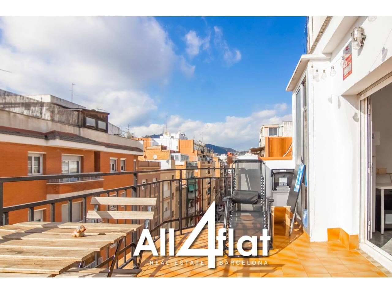 Exterior view of Attic to rent in L'Hospitalet de Llobregat  with Heating, Terrace and Storage room