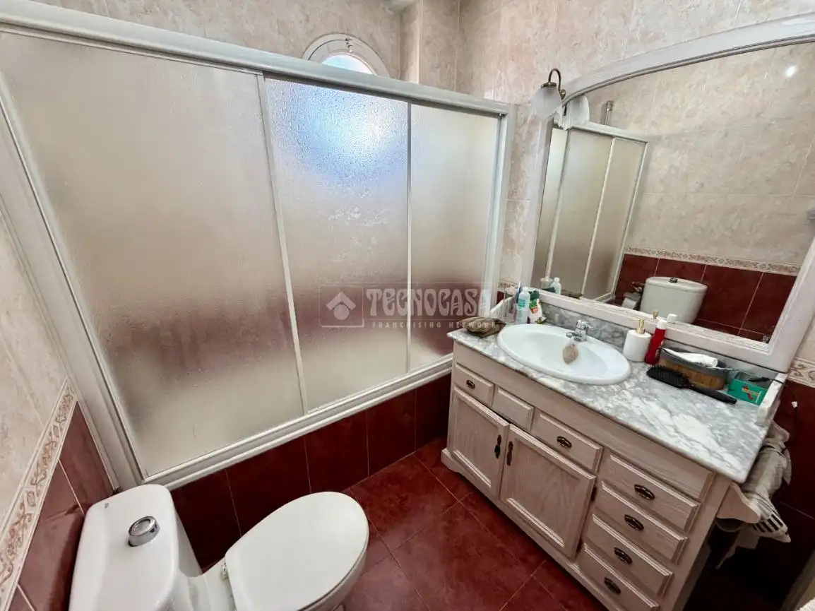 Baño de Piso en venta en Villanueva de la Torre con Aire acondicionado y Calefacción