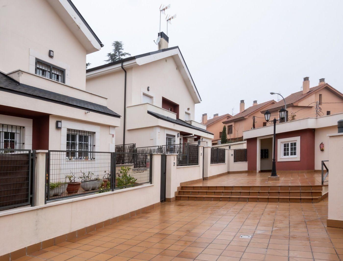 Vista exterior de Casa adosada en venda en Collado Villalba amb Calefacció, Jardí privat i Traster