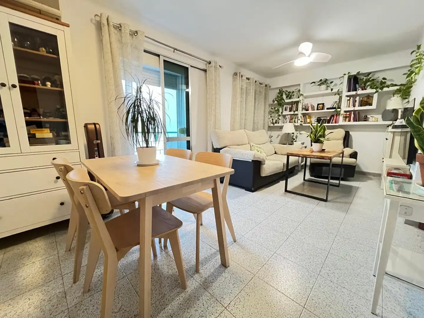 Living room of Flat for sale in Sevilla  with Air Conditioner, Furnished and Balcony