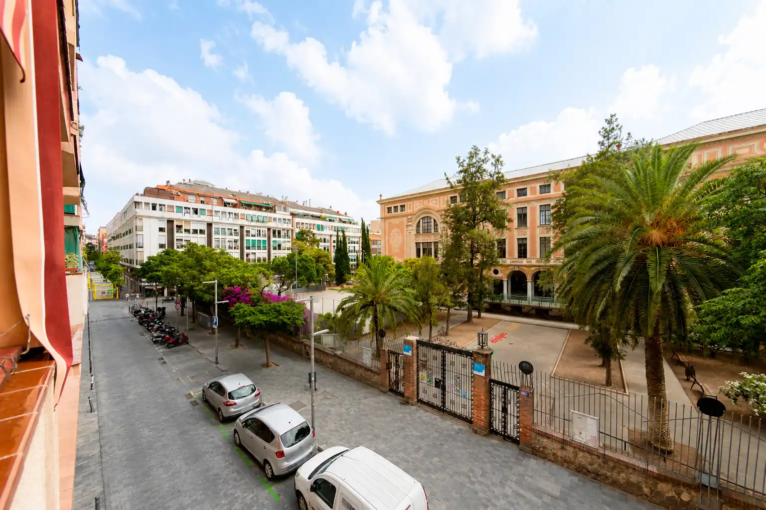 Vista exterior de Pis en venda en Barcelona amb Aire condicionat, Parquet i Balcó