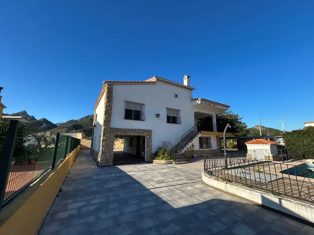 Vista exterior de Casa o xalet en venda en Gandia amb Aire condicionat, Jardí privat i Terrassa