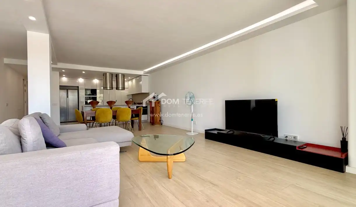 Sala de estar de Piso en venta en Adeje con Terraza, Piscina y Amueblado