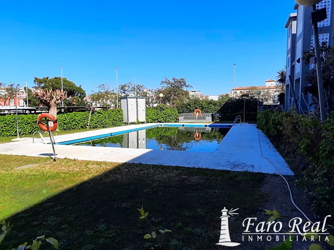 Piscina de Apartament de lloguer en Sanlúcar de Barrameda amb Terrassa, Moblat i Piscina comunitària