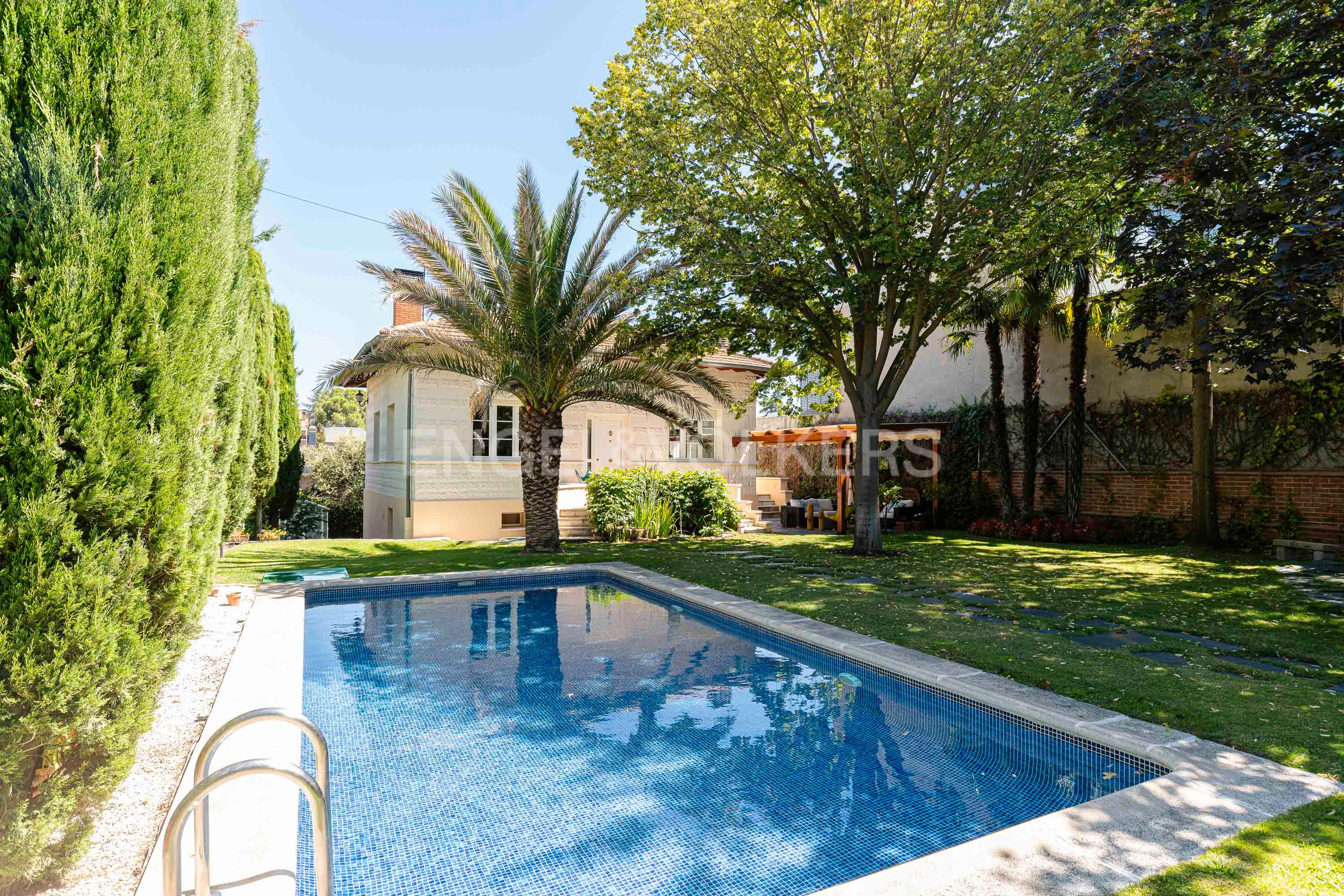 Vista exterior de Casa o xalet en venda en  Madrid Capital amb Aire condicionat, Calefacció i Jardí privat