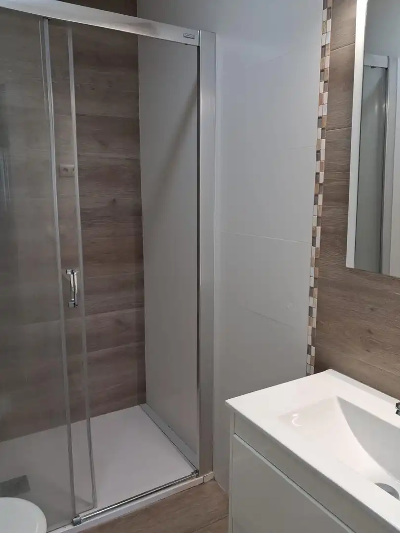 Baño de Piso de alquiler en Cádiz con Aire acondicionado y Balcón