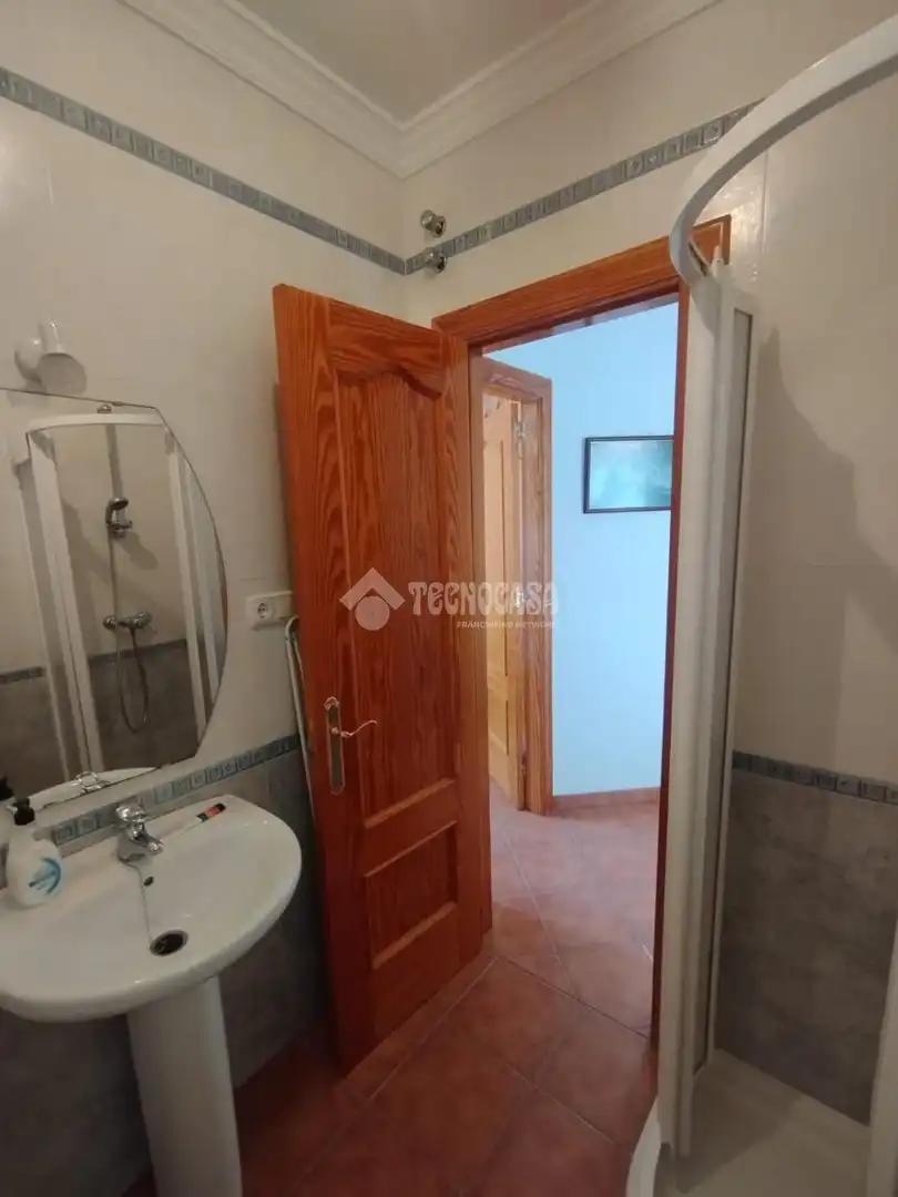 Badezimmer von Einfamilien-Reihenhaus zum Verkauf in Málaga mit Klimaanlage, Terrasse und Balkon