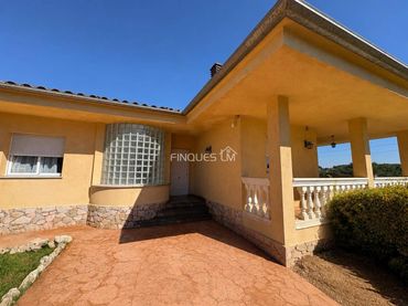 Casa con piscina in vendita a Calle Lérida 38