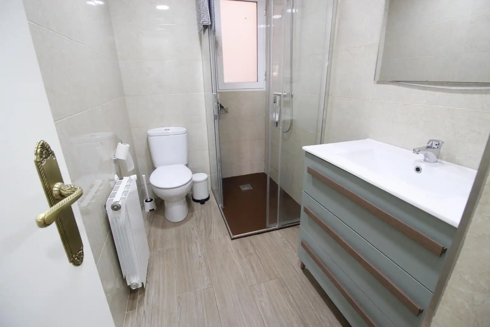 Baño de Piso de alquiler en Granada con Calefacción, Terraza y Amueblado