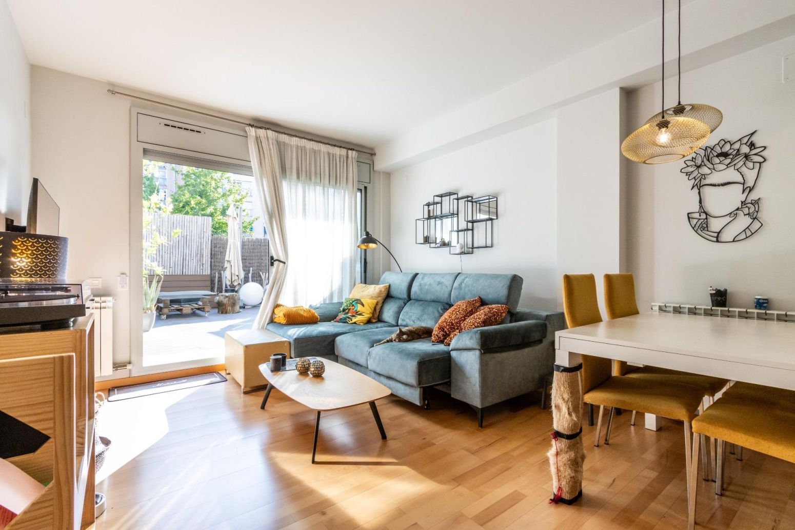 Living room of Flat for sale in Terrassa  with Air Conditioner, Heating and Parquet flooring