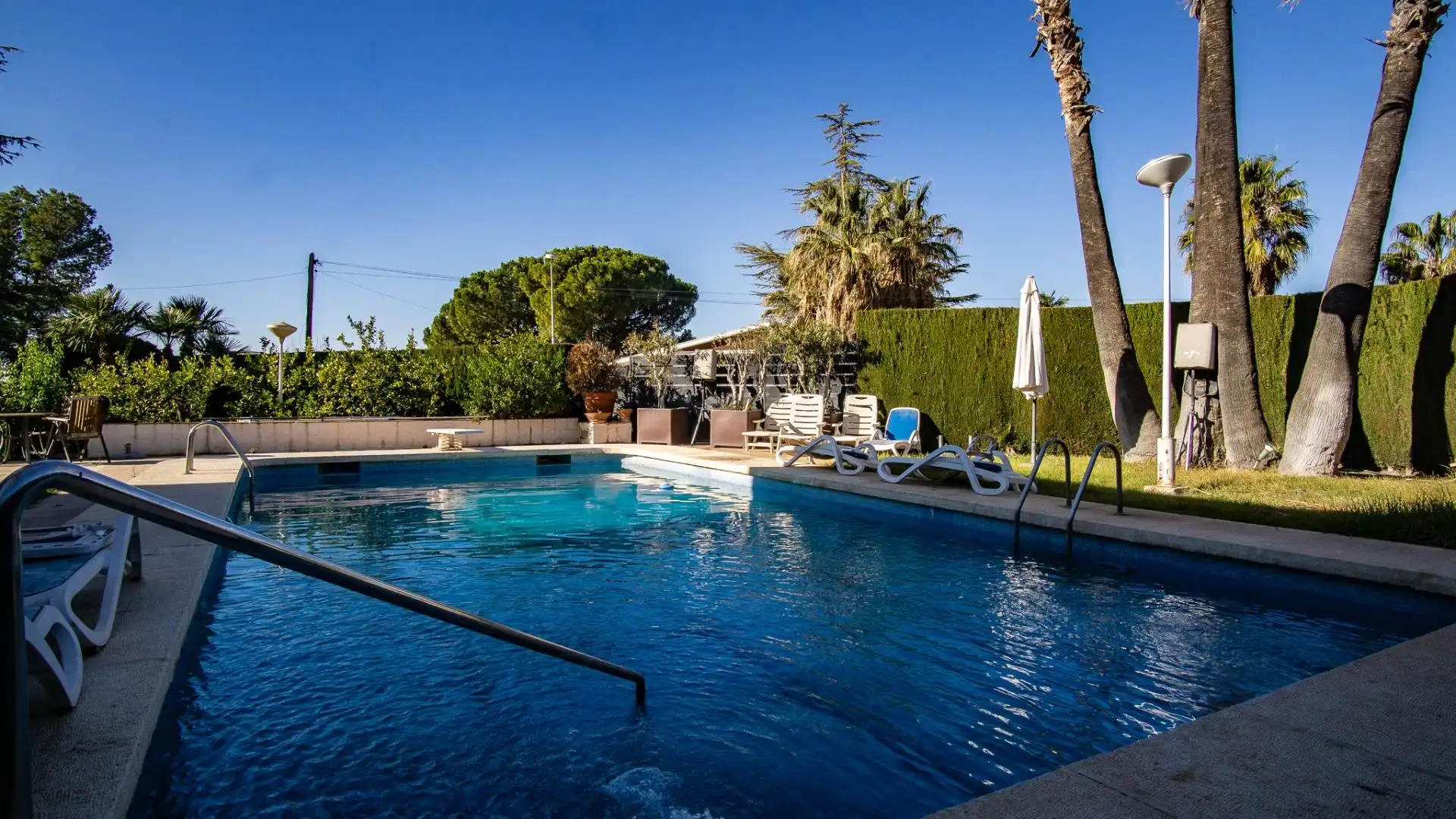 Detached house with pool for sale in Petrer