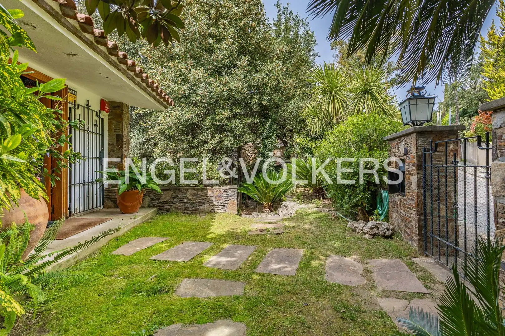 Vista exterior de Casa o xalet en venda en Cerdanyola del Vallès amb Calefacció, Jardí privat i Parquet