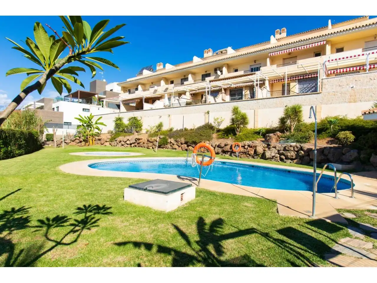 Piscina de Casa adosada de lloguer en Vélez-Málaga amb Terrassa, Moblat i Piscina comunitària