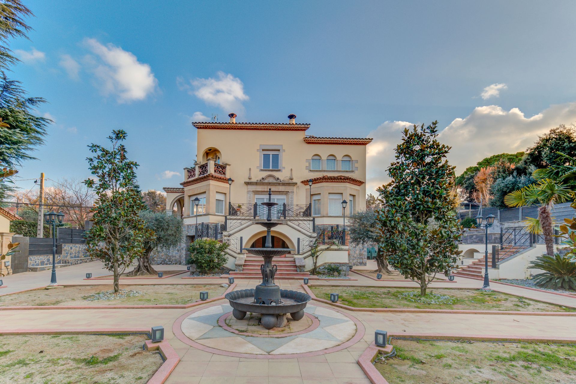 Vista exterior de Casa o xalet en venda en Sant Cugat del Vallès amb Aire condicionat, Calefacció i Jardí privat