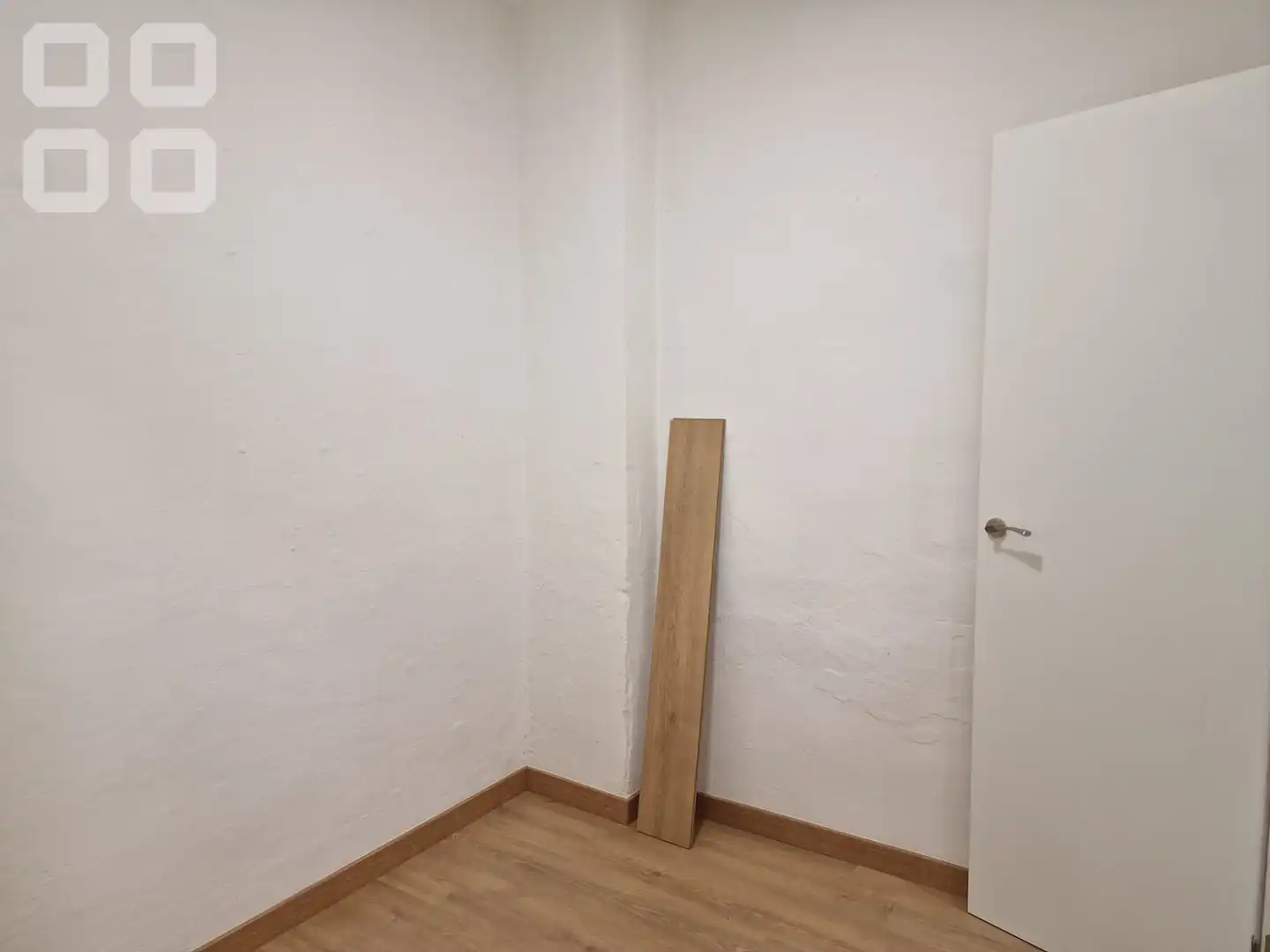 Estudi de lloguer en Barcelona amb Parquet i Balcó