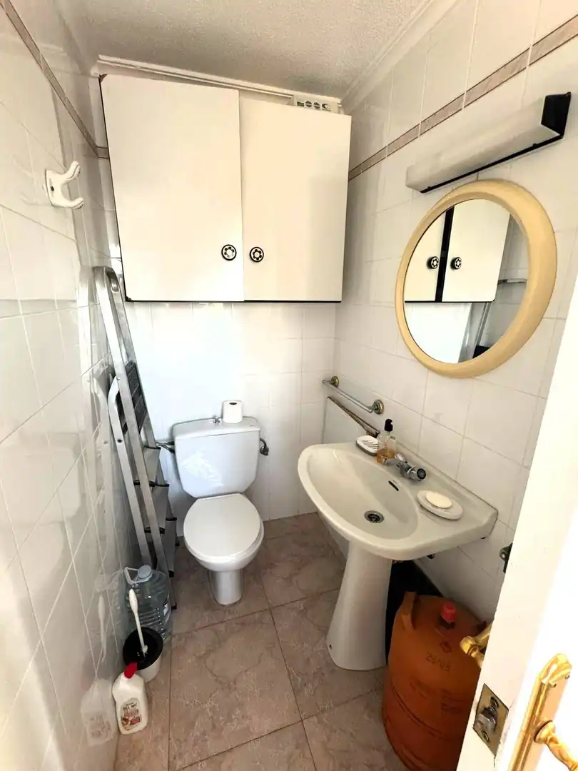Bany de Apartament de lloguer en Alicante / Alacant amb Jardí privat, Terrassa i Moblat
