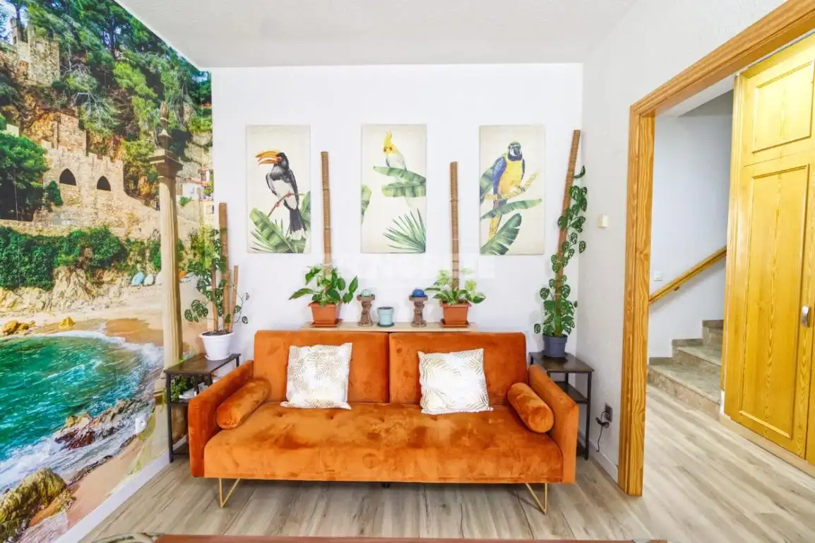 Wohnzimmer von Einfamilien-Reihenhaus zum Verkauf in Toledo mit Klimaanlage, Heizung und Privatgarten