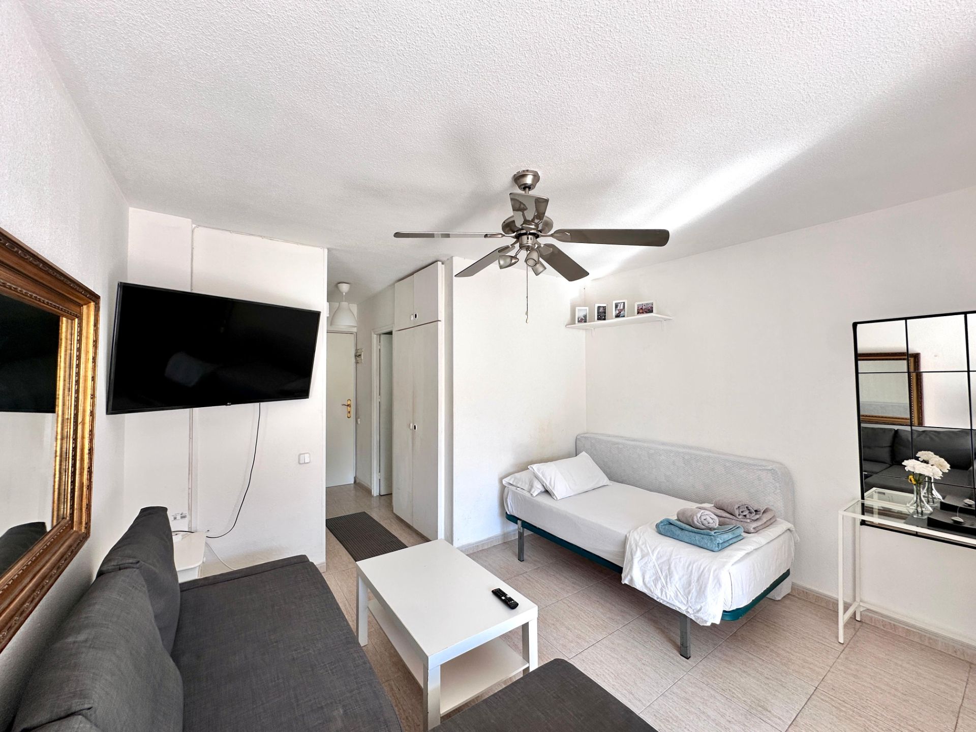 Sala d'estar de Estudi en venda en Benalmádena amb Terrassa, Moblat i Piscina comunitària