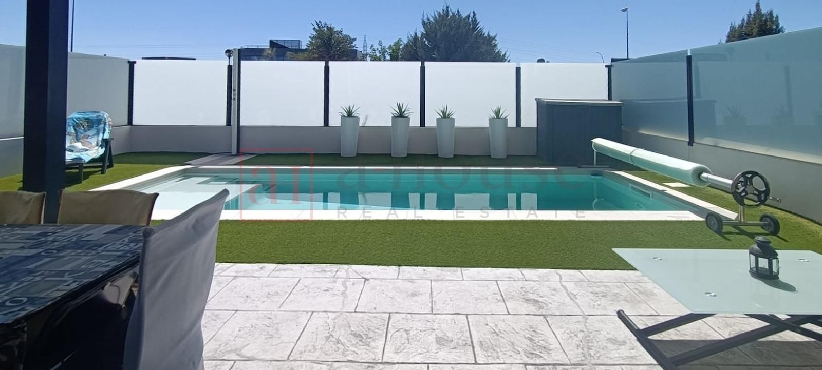Piscina de Casa adosada en venda en Móstoles amb Jardí privat, Terrassa i Traster