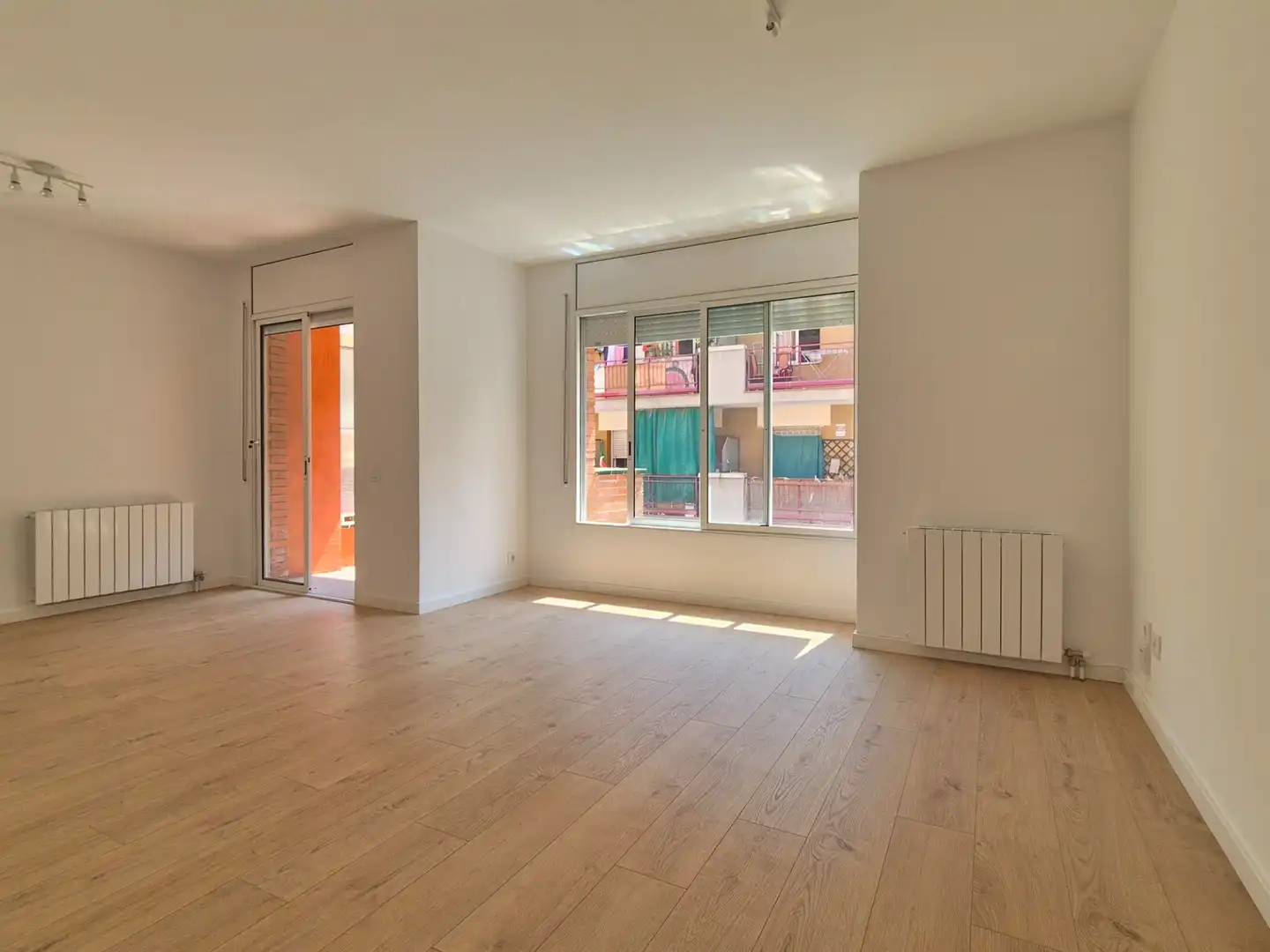 Sala d'estar de Pis de lloguer en Barcelona amb Calefacció, Parquet i Forn