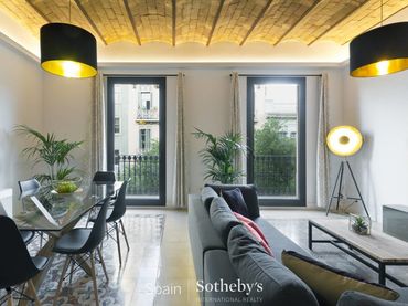 Apartment with lift for sale in Eixample