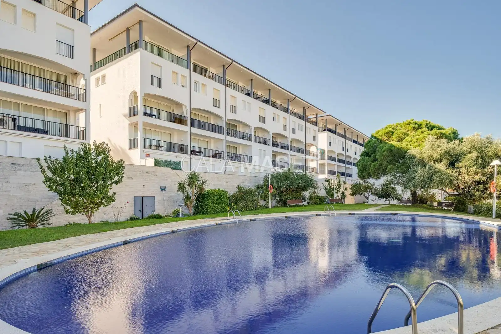 Vista exterior de Dúplex en venda en Castell d'Aro, Platja d'Aro i s'Agaró amb Calefacció, Jardí privat i Piscina
