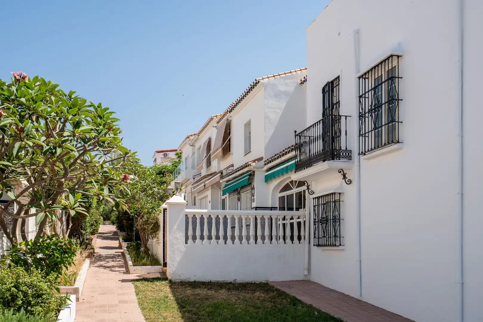 Vista exterior de Casa adosada en venda en Rincón de la Victoria amb Terrassa i Balcó
