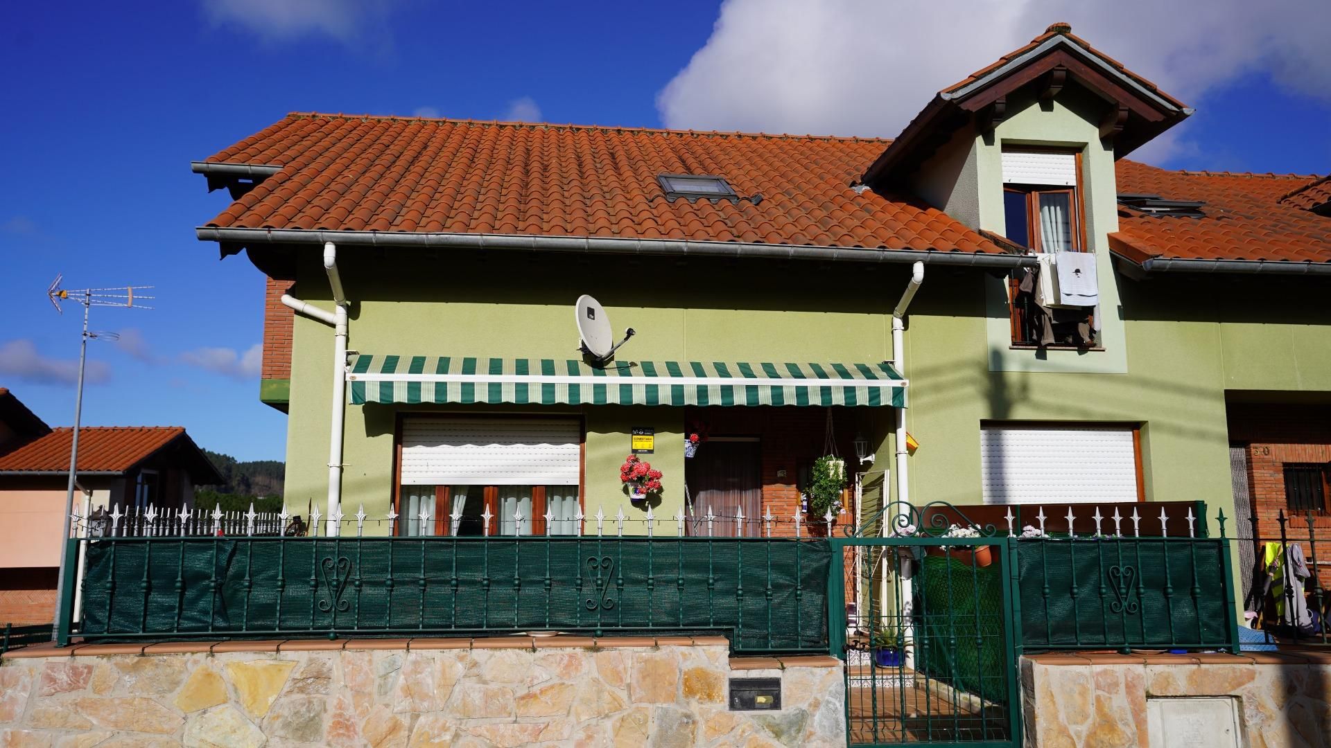 Vista exterior de Casa adosada en venda en Torrelavega  amb Calefacció, Jardí privat i Terrassa
