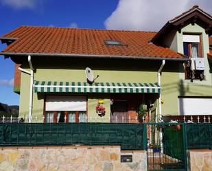 Vista exterior de Casa adosada en venda en Torrelavega  amb Calefacció, Jardí privat i Terrassa