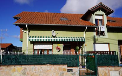 Vista exterior de Casa adosada en venda en Torrelavega  amb Calefacció, Jardí privat i Terrassa