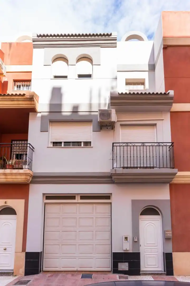 Vista exterior de Casa adosada en venda en Roquetas de Mar amb Aire condicionat i Terrassa