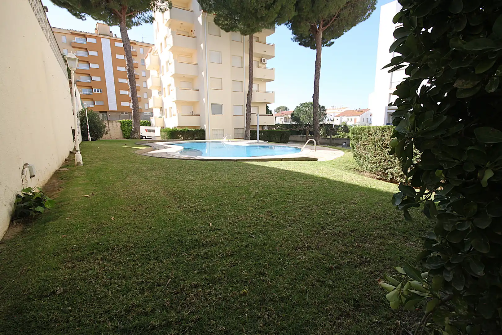 Schwimmbecken von Wohnungen zum Verkauf in L'Escala mit Terrasse, Möbliert und Waschmaschine