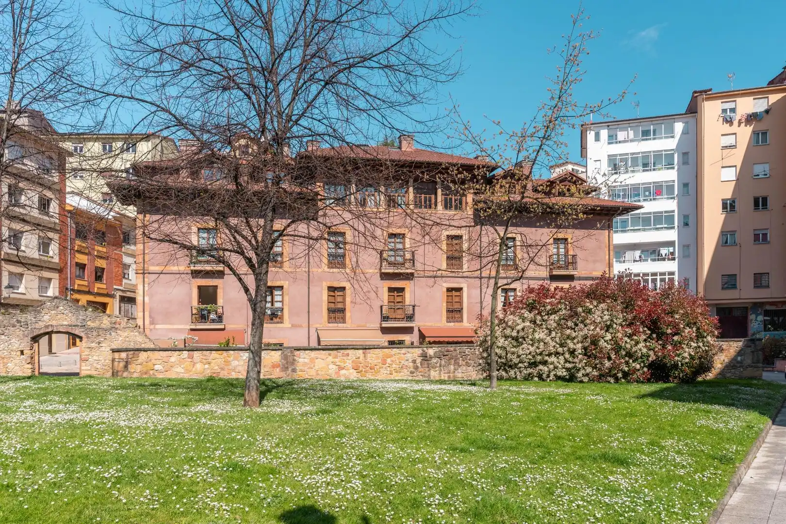 Vista exterior de Pis en venda en Oviedo  amb Calefacció, Moblat i Balcó